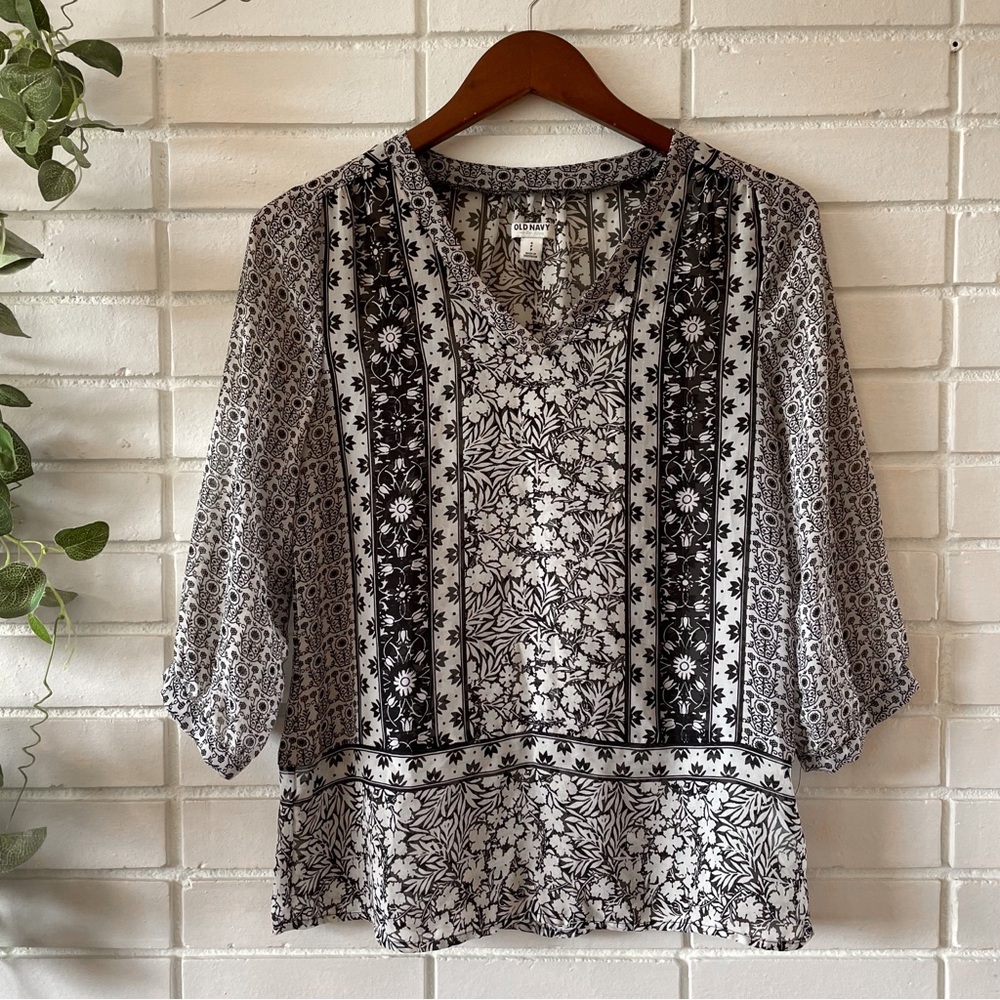 Old Navy Black and White Floral Blouse - M
